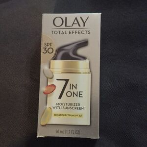 Olay Total Effects 7 in One Moisturizer with Sunscreen - Black and Gold